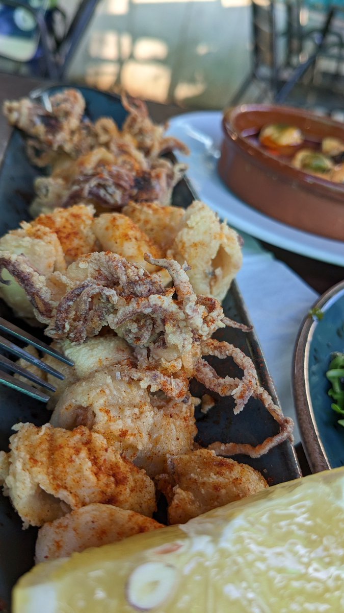 Wachtend op de trein, tafel vol met lekkers #treinleven