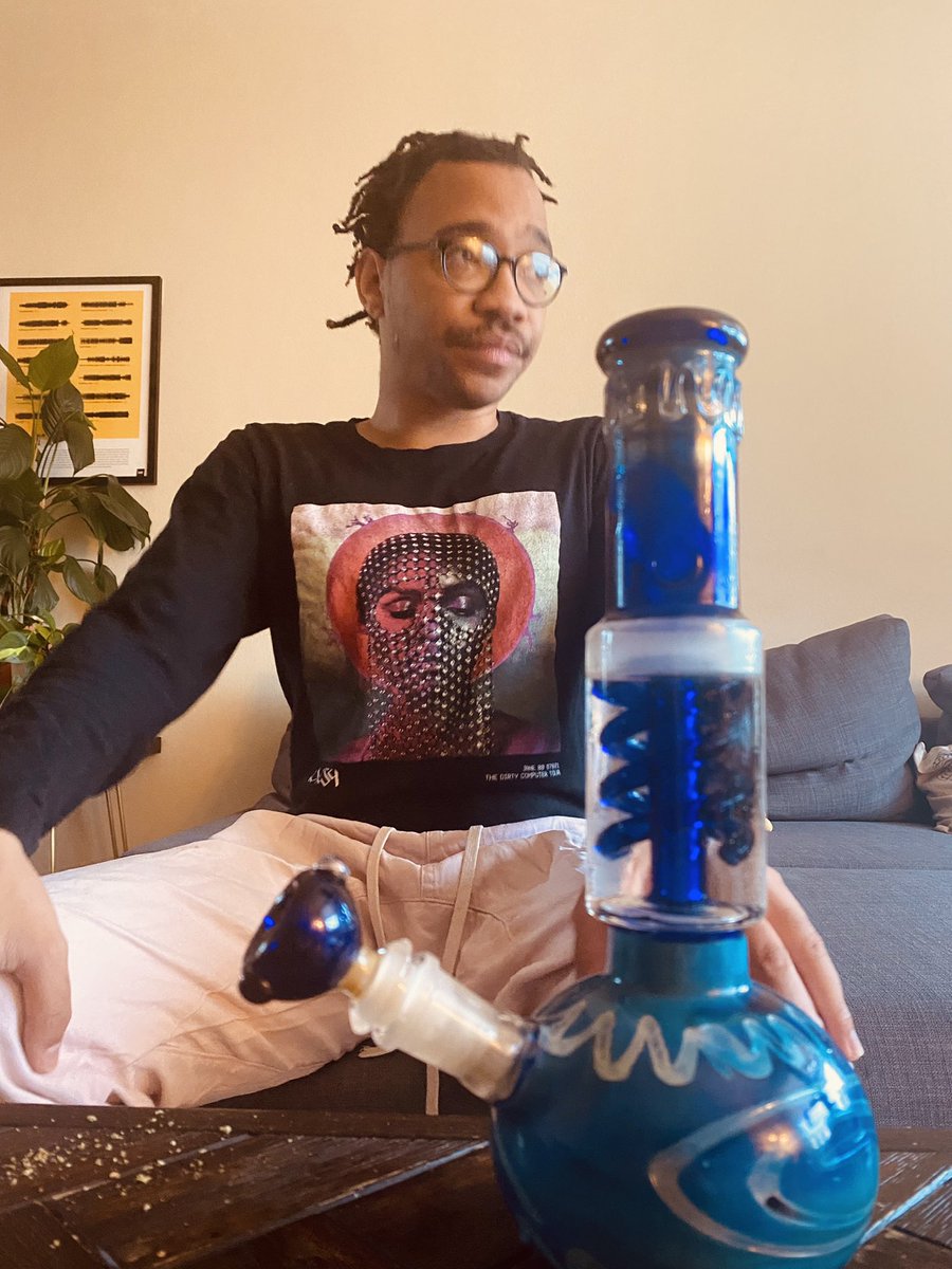 CairoCroon's tweet photo. birthday bong for the birthday boy 🎂 https://t.co/2Ba4rqehoy