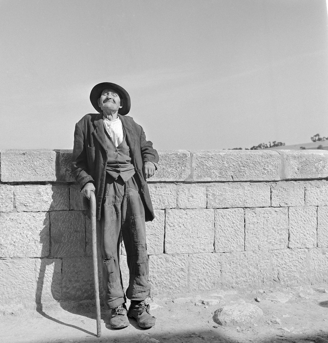 MastVlas's tweet photo. Tony Vaccaro, Old man, Bonefro, 1948.
Michelantonio Celestino Onofrio Vaccaro, 28.12.2022.
#tonyvaccaro #bonefro #oldman https://t.co/sPqpb30fUH