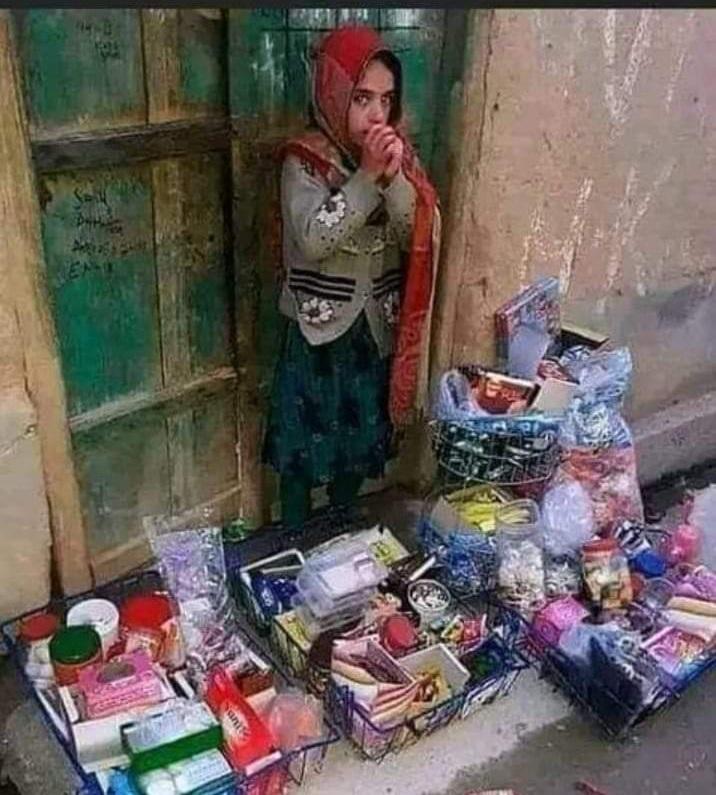 tanoli_143's tweet photo. بڑی دوکانوں یا سٹور سے لینے کے بجاے ان سے کچھ لیا کرو ان کو بنگلا یا گاڑی نہیں ایک وقت کی روٹی چایے ۔زندگی گزر ہی جاتی ہے چاہے بنگلے میں یا کچے مکان میں یا ہوٹل پر یا سوکھی روٹی ہو۔ان کا خیال لازمی راکھو۔ https://t.co/RqF06OAiw2