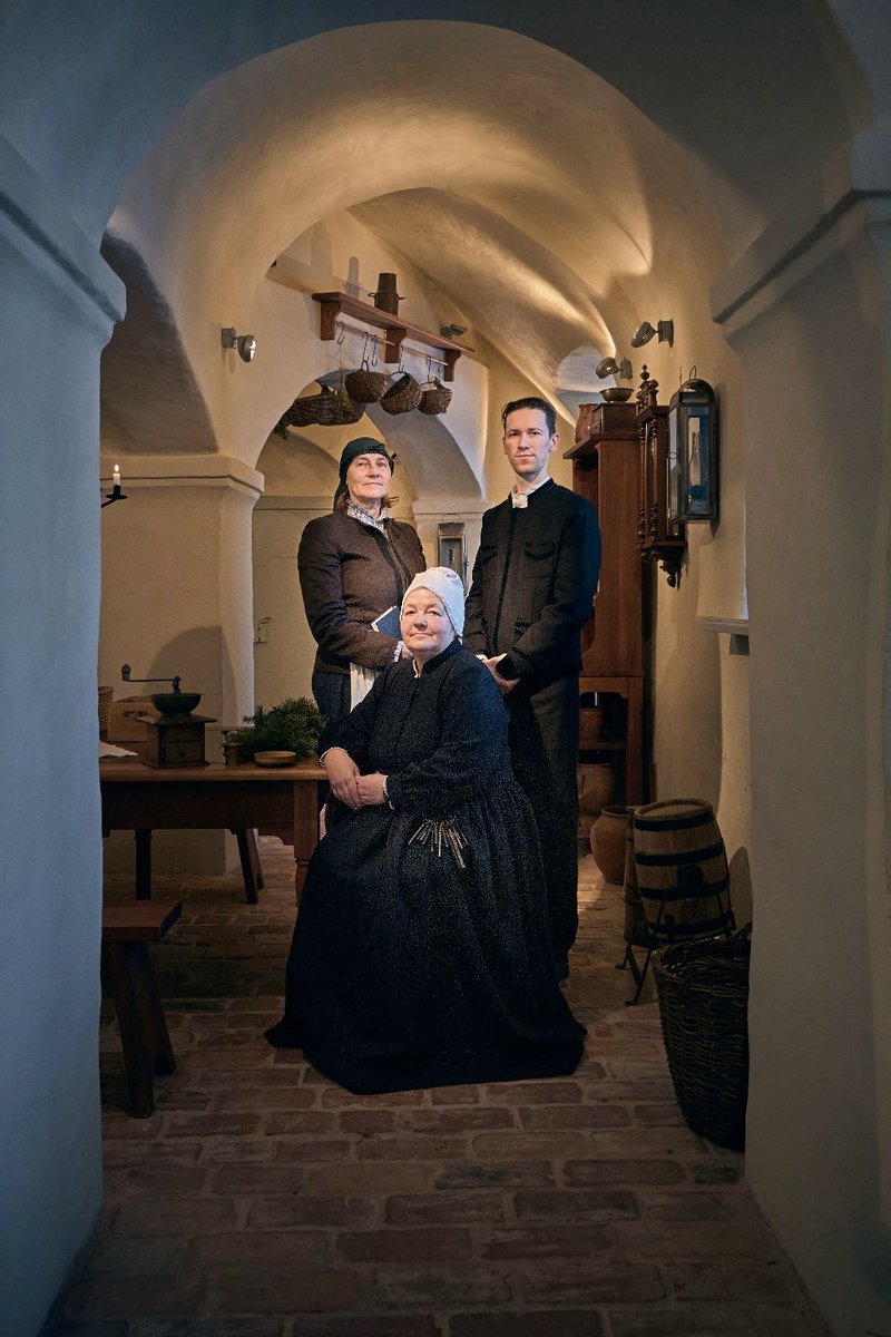 Tā nav Dauntonas abatijas jaunā sezona. Šos ļaudis sastapsiet Cēsu Jaunajā pilī nedēļu nogalēs. Muižas stāsti - no virējas līdz kambarsulainim.