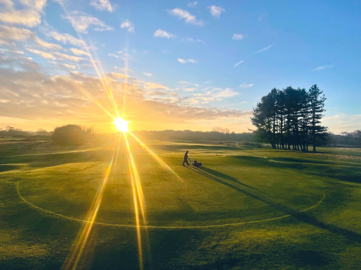 We have a vacancy for an Apprentice Greenkeeper <a href="/FairhavenGolf/">Fairhaven Golf Club</a> ⛳️

This is a great opportunity to begin a career in golf course maintenance and management, please see the link below to apply and feel free to message me with any questions about the role. 

findapprenticeship.service.gov.uk/apprenticeship…