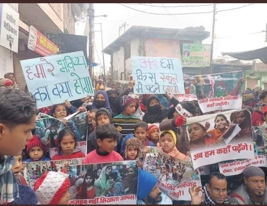 उत्तराखंड के हल्द्वानी में 4000 से अधिक परिवारों को बेघर किया जा रहा है। करीब 50,000 लोगों का विस्थापन होना है। स्थानीय लोग पिछले एक सप्ताह से कड़ी ठंड में सड़क पर है। सरकार से निवेदन है की इन परिवारों के लिए कोई रास्ता निकाले ताकि इन्हें उजड़ने से बचाया जा सके।
#Haldwani