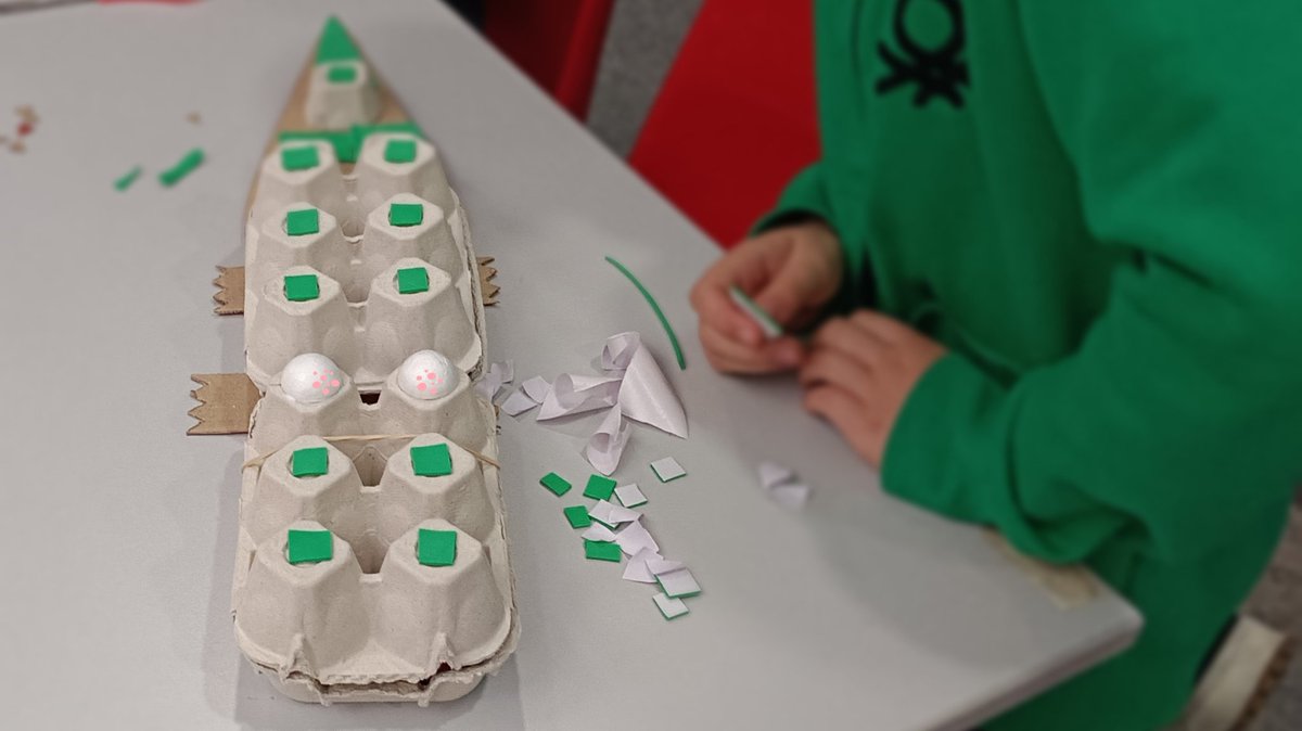 🐊🐊🐊Cocodrilos a partir de hueveras🥚, goma eva🟢, cartulina🔴... un poquito de arte 🎨, imaginación✨ y mucho reciclaje♻️
Así nos las gastamos en el taller de #InésMaroto en el #BosqueMágico.

<a href="/AytoAlcorcon/">Ayuntamiento de Alcorcón</a>
#NavidadAlcorcón2022