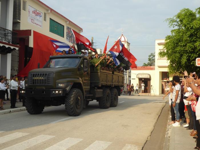 Uniformados con el verde olivo de la rebeldía patria, pioneros, jóvenes y combatientes de la oriental provincia de Granma protagonizaron hoy la reedición de la entrada triunfal a esta urbe, de la Caravana de la Libertad.
#AnapCuba #CubaViveEnSuHistoria <a href="/RafaelAnap/">Rafael Santiesteban Pozo</a> <a href="/torres_iribar/">Luis Antonio Torres Iribar</a>