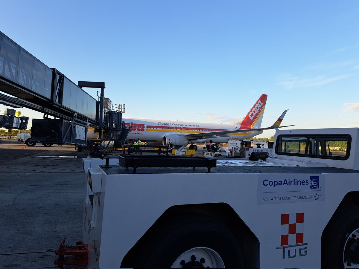 BobAlonso's tweet photo. Gorgeous morning @ Aeropuerto Internacional de Tocumen T2 @tocumenaero Panamá.
📸 @Boeing 737-800 Next Generation @CopaAirlines Livery Especial #Copa75
#PuertasAbiertasAlMundo🇵🇦 https://t.co/LtK09HBPYc