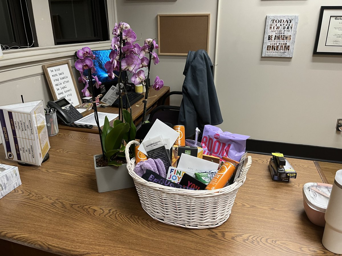 JanieceDilts1's tweet image. Such a warm welcome at @NBroughtonHS this morning!  2023 is going to be a great year!