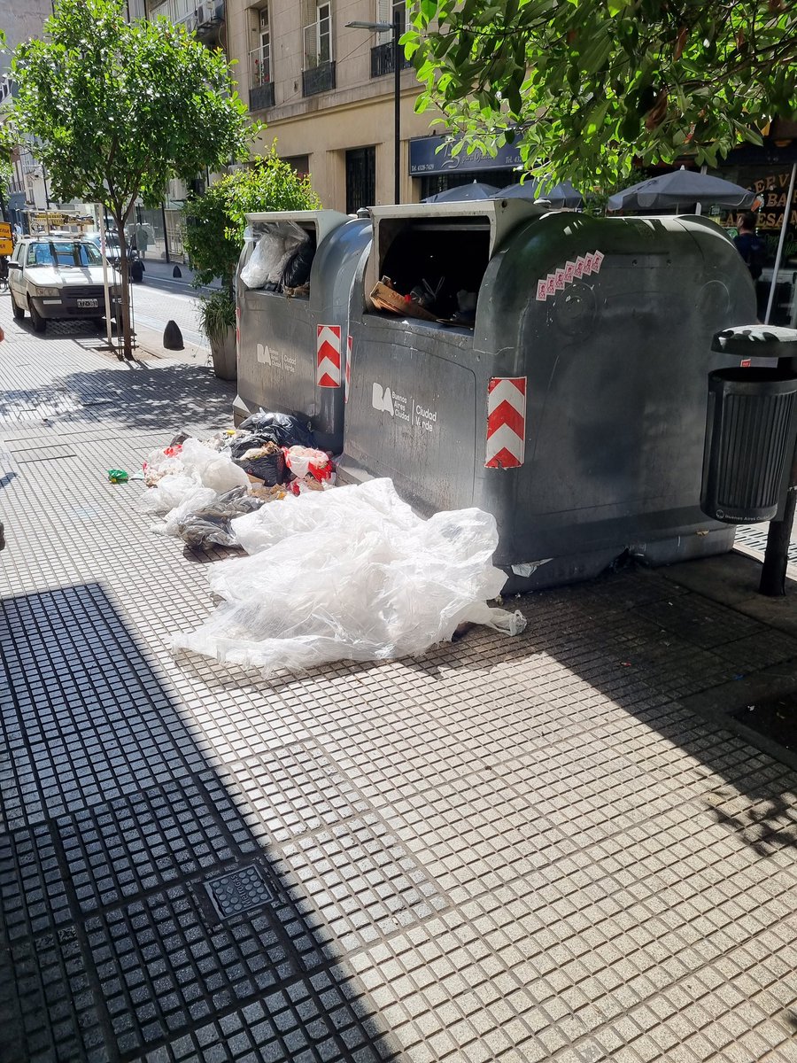 Pulinab's tweet photo. @gcba @horaciorlarreta hasta cuando tendremos que vivir así??? Otra vez... a la mugre que publique ayer se me suma esto... un desastre. Un asco https://t.co/R0dCwREtEU