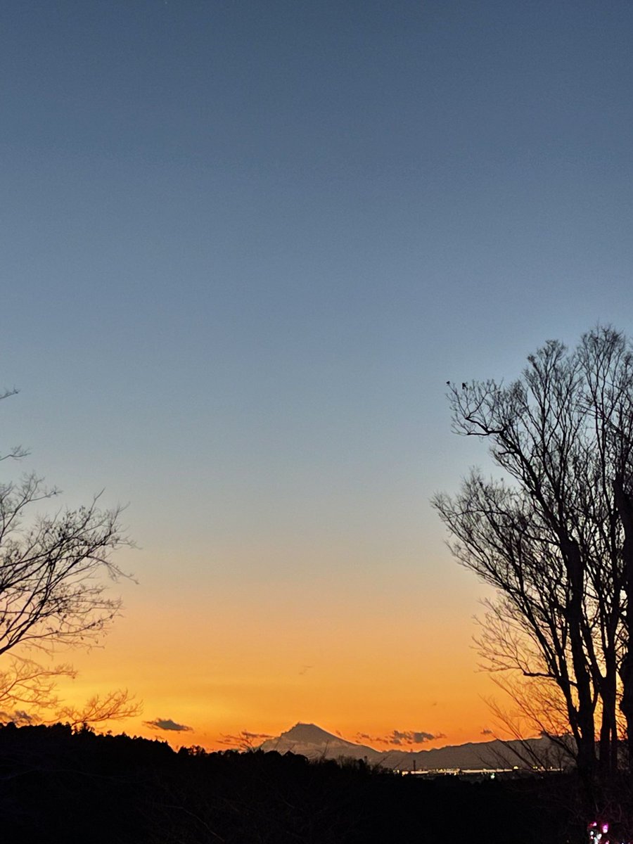 あけましておめでとうございます！
皆様にとって良い一年でありますように。

今年の目標はシンプルなものにしました！
運命に身を任せながら、しっかりと考えて向き合っていこうと思います。

この空の色が濁ることがありませんように。
