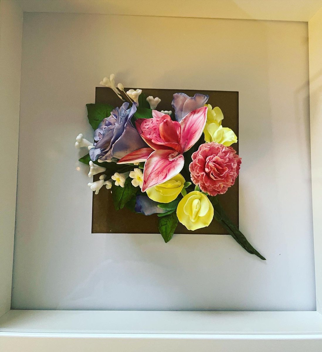 lmf84's tweet photo. Finally getting round to sorting my Bas Relief doll and my sugar paste/flower paste flowers ready to be put carefully on display #sugarpaste #flowerpaste #basrelief #girl #roses #carnations #sweetpeas #fillerflowers 

Also picked up frames for me royal icing pieces 😁 https://t.co/XC22ba0UIR