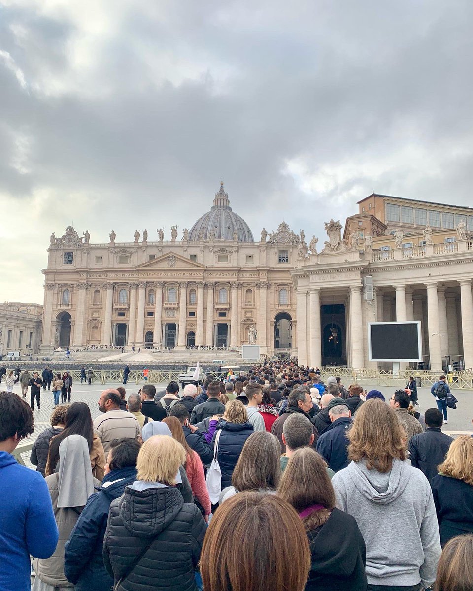 MGuerrierradio's tweet photo. Les fidèles et les touristes se mêlent dans le flot continu qui entre dans la basilique St Pierre où repose Benoît XVI. Reportages à écouter ou réécouter sur @RTLFrance site internet et appli RTL. #Vatican #benoit16 #pape #catholique https://t.co/k6QLf5TkI6