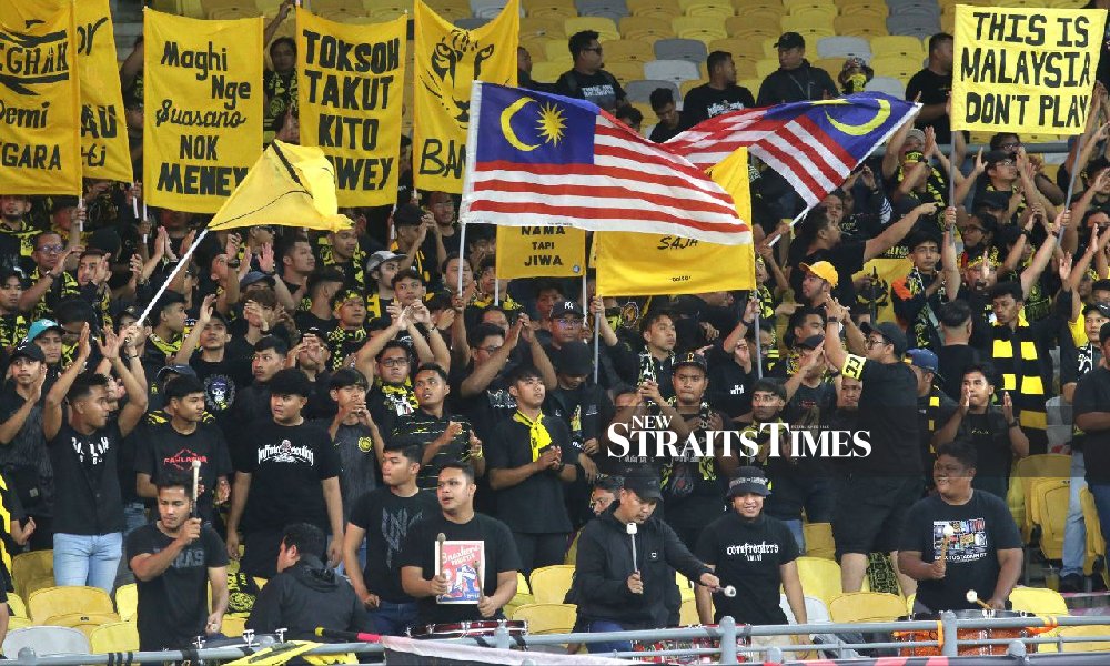NST_Online's tweet photo. #NSTvisuals #HarimauMalaya fans back in full swing to support the national #football team ahead of the must-win match against #Singapore at the National Stadium Bukit Jalil. 
#AFFCup2022 https://t.co/cOFYnbD4gA