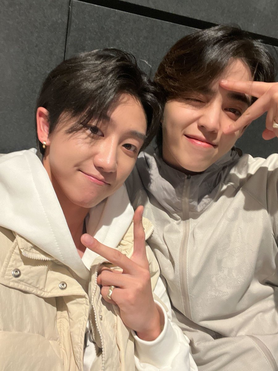 seunecheol's tweet photo. The first selca taken in 2023, indeed. Can’t refuse when Myungho asked me to join his selca. Hair is getting long, kinda need something to do with my hair, don’t you think? https://t.co/L3HEtFfHQF