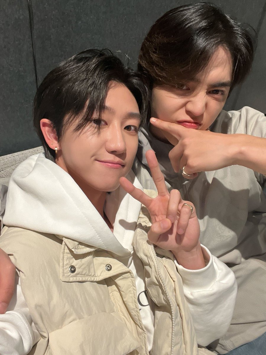 seunecheol's tweet photo. The first selca taken in 2023, indeed. Can’t refuse when Myungho asked me to join his selca. Hair is getting long, kinda need something to do with my hair, don’t you think? https://t.co/L3HEtFfHQF