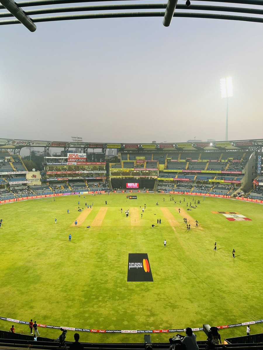 CricPundits's tweet photo. At the Wankhede after 10 years. A little special this time around with better half and the ever so special and flambuoyant @NorthStandGang ❤️

Indiaa Indiaa!! 🇮🇳

#CricketTwitter #INDvSL https://t.co/ukE24oNEIN