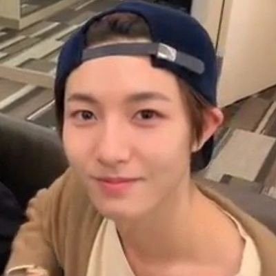 renjunbase's tweet photo. chin drop poto renjun! yang topinya ngadep belakang gini dong🥹 https://t.co/AWtcdTmxNP