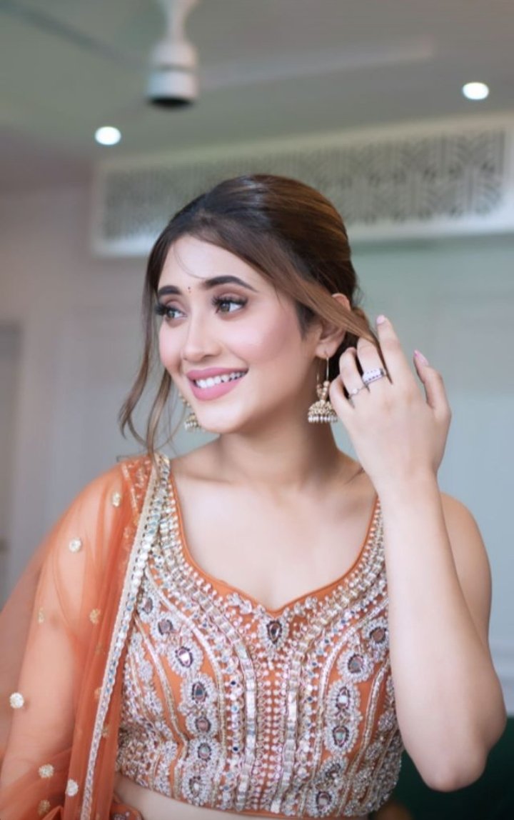 shivikiAashiq's tweet photo. Pyaari 🤍❤️

#ShivangiJoshi #Shivangians https://t.co/VyQUajqW5T