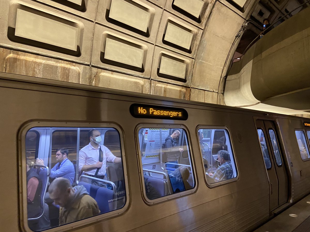 SCG703's tweet photo. Blue line train to Huntington at Rosslyn. “No passangers” 🤔 @wmata #wmatafail https://t.co/s96Lgkyr2E