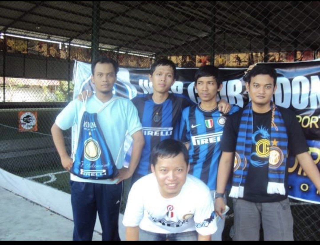 happyariansyah's tweet photo. @Jerseyforum Nih, Min, tahun 2010. Pas Inter mau treble. Beli seharga 450rb, padahal uang masih minta ortu (masih kuliah)
Jangan ditanya dr foto yg ori yg mana 🤣
Alhamdulillah sampe skrng udah ada 16 jersey Inter dr musim 2009-2022 https://t.co/mbaNUPRApj