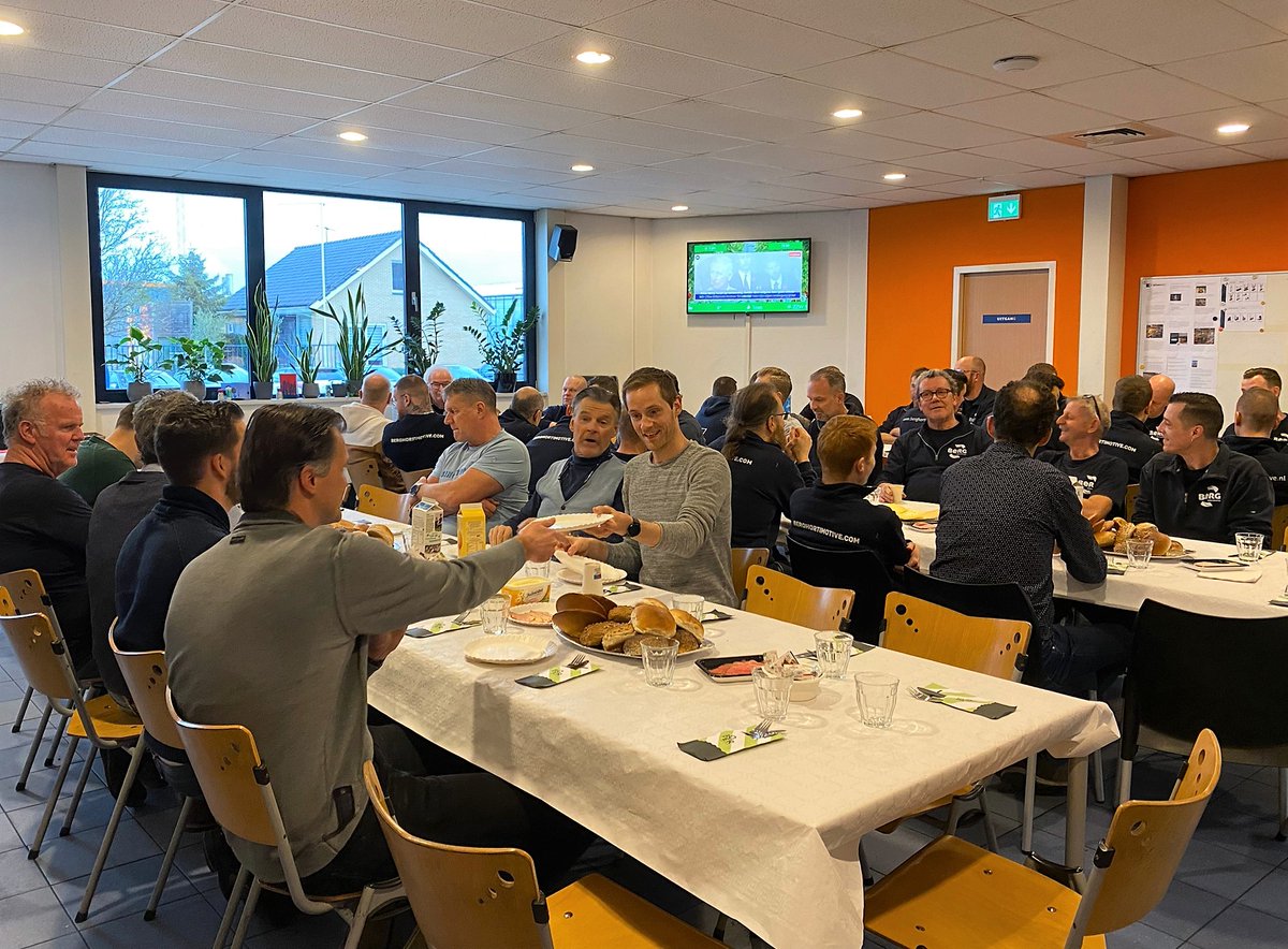 Traditiegetrouw vond vandaag de Nieuwjaarslunch bij <a href="/BergHortimotive/">Berg Hortimotive</a> plaats. Een moment om even bij te praten en het nieuwe jaar gezamenlijk in te luiden. Wil jij volgend jaar ook aanschuiven bij deze lunch? Check dan eens één van onze vacatures: berghortimotive.com/nl/werken-bij