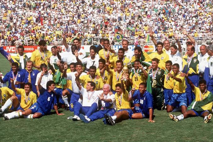 unollima's tweet photo. Exceto Mauro Silva, todos os ex-atletas presentes nessas duas fotos ESCOLHERAM NÃO COMPARECER ao velório do REI PELÉ, o maior jogador de todos os tempos. 

A partir de hoje eles não têm qualquer direito de reclamar de falta de reconhecimento no Brasil. https://t.co/xFUg8PO7zu