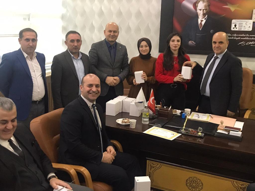 BitlisNufus's tweet photo. Yorucu bir yılın ardından İl Müdürlüğü personelleri ile birlikte güzel bir yemek sonrası, Valimiz Sayın Oktay ÇAĞATAY'ın İl Müdürlüğümüz personellerine vermiş olduğu Başarı Belgesi İl Müdürümüz tarafından takdim edildi.@TCNufus @sefikaygol @BitlisValiligi @gulmez_rauf https://t.co/bfQeLG5xXY