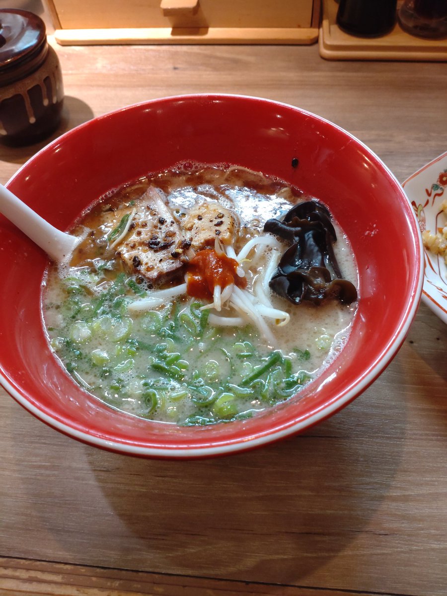 MS__TECH's tweet photo. 造船が盛んな地元広島には美味しい食べ物がたくさんあります！ぜひ遊びに来てください！

#お好み焼きみっちゃん
#我馬ラーメン https://t.co/iIs8eTDptQ