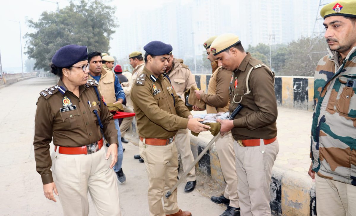 CP_Noida's tweet photo. .@CP_Noida द्वारा सर्दी के मौसम के दृष्टिगत एक्सप्रेसवे पर डयूटी पर तैनात PRV, PCR, हाईवे पैट्रोलिंग, ट्रैफिक पुलिसकर्मियों व अन्य पुलिसकर्मियों के साथ चाय पी गयी तथा ग्लव्स, स्कार्फ व गर्म कैप भी वितरित किए गए एवं प्रतिदिन 02 बार चाय देने हेतु निर्देशित भी किया गया। https://t.co/wFNTisckkc
