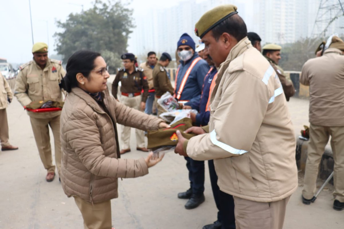 CP_Noida's tweet photo. .@CP_Noida द्वारा सर्दी के मौसम के दृष्टिगत एक्सप्रेसवे पर डयूटी पर तैनात PRV, PCR, हाईवे पैट्रोलिंग, ट्रैफिक पुलिसकर्मियों व अन्य पुलिसकर्मियों के साथ चाय पी गयी तथा ग्लव्स, स्कार्फ व गर्म कैप भी वितरित किए गए एवं प्रतिदिन 02 बार चाय देने हेतु निर्देशित भी किया गया। https://t.co/wFNTisckkc