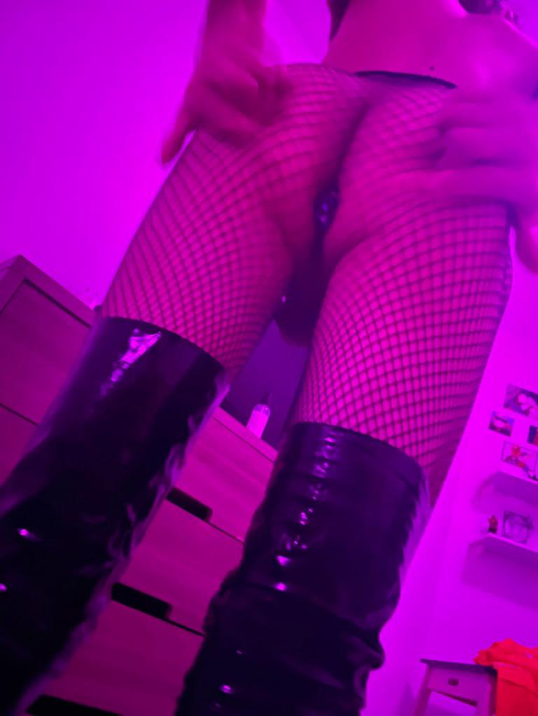 Lushinycd's tweet photo. Latex + butt plug, all is well in the world https://t.co/0qdM2W7idi