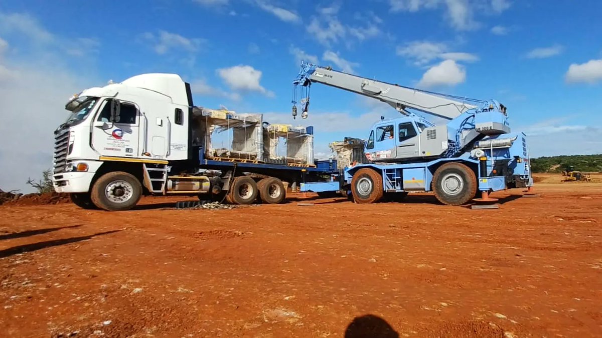 Premafrimin's tweet photo. #PREM #Lithium #ZuluLithium #PilotPlant
𝐒𝐢𝐭𝐞 𝐌𝐞𝐝𝐢𝐚   
TOMRA sorting structure arriving on site at #Zulu offloading for construction and placement https://t.co/ns7335L1TS