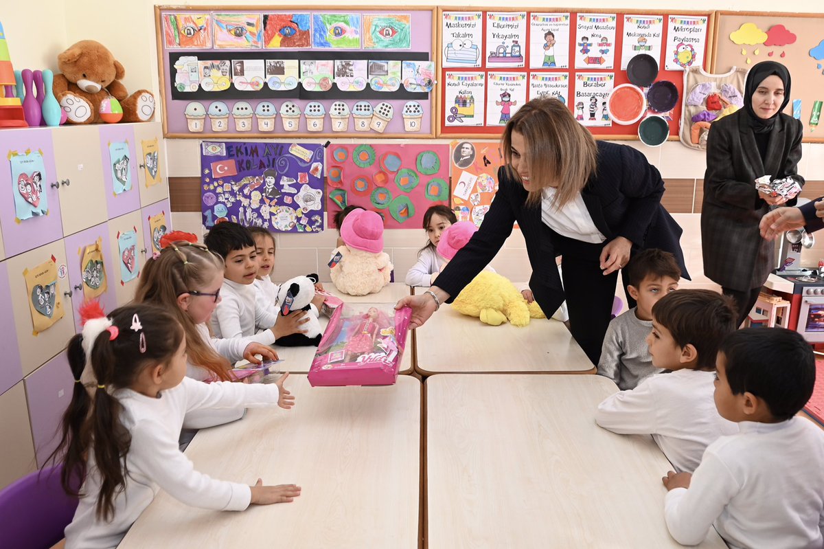 khacomtr's tweet photo. Vali Becel, Büyükayhanlar İlkokulu Öğrencisiyle Buluştu

https://t.co/oQ2szKZ1wU https://t.co/RNiQh5W26s