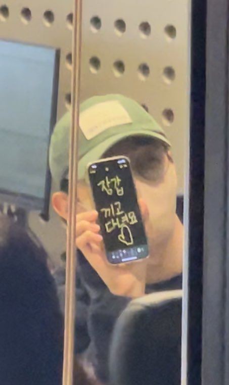 Rossy_Yoon's tweet photo. 징짜,,, 너무 깜찍해 윤지성,,,, 꼬물꼬물 뭐하나 봤더니 글씨쓰고 잇었어,,, 엉엉,,, https://t.co/ki0rDtInNz