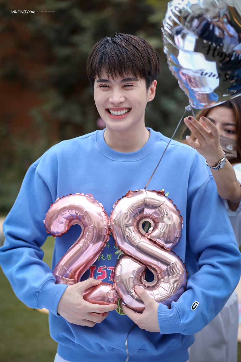 Innfinityy88's tweet photo. [Preview] 230103 สดใสกว่าดวงอาทิตย์ 1,000 ดวงเลยยย 💖✨

@innsarin
#innsarin #inpitar 
#InnSarin28thBirthDayParty https://t.co/BW1llYPuT5