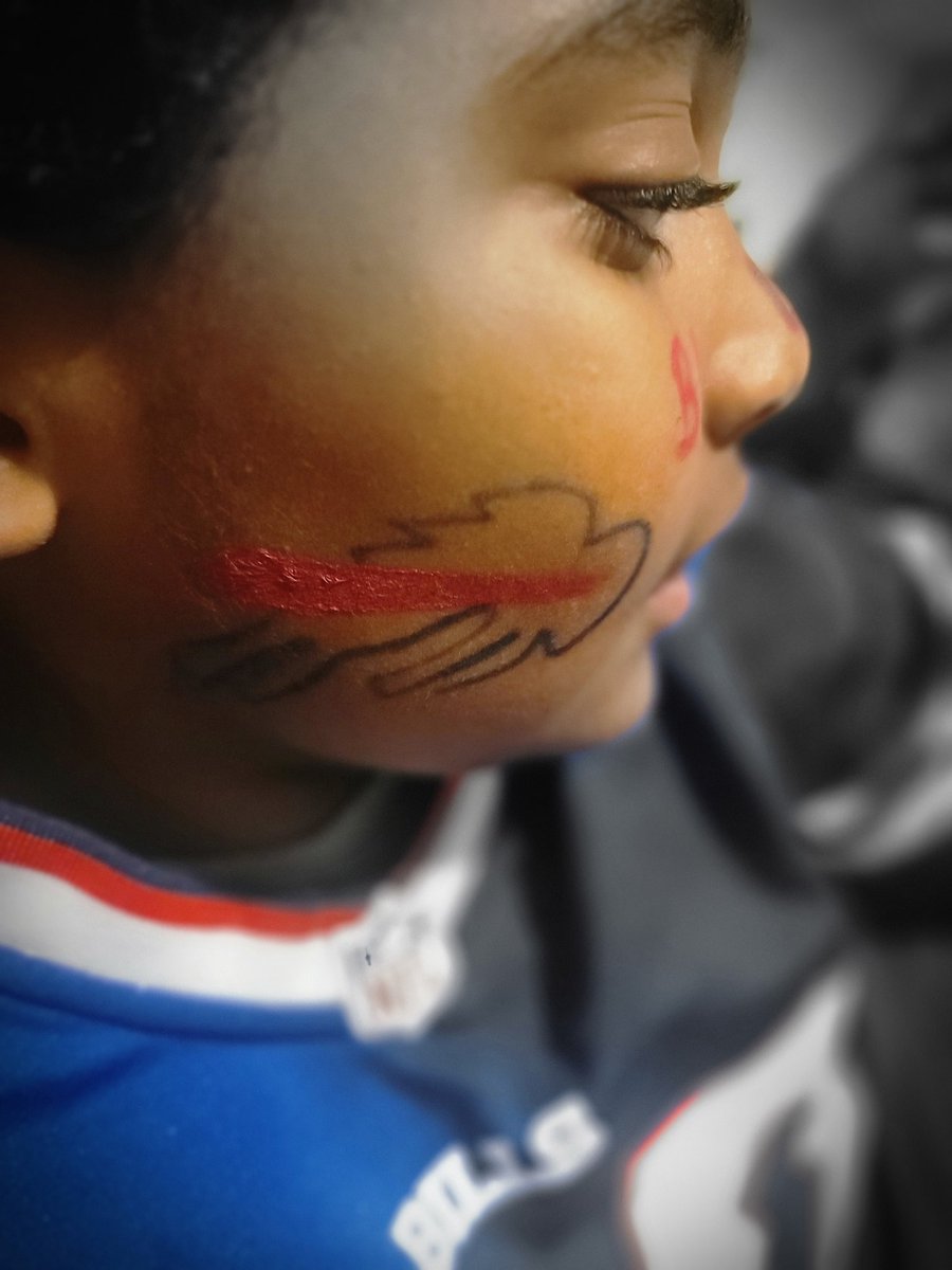 Moss_12_14's tweet photo. Prayers for Damar Hamlin and his family. Our 8 y/o a die hard Bill's fan, a self acclaimed football near, with dreams of being a QB in the NFL, cried, and prayed last night, as our family watched the horror unfold on the field. Hold each other tight. #PrayersForDamar
 #NFLTwitter https://t.co/RZgHTEfAbU