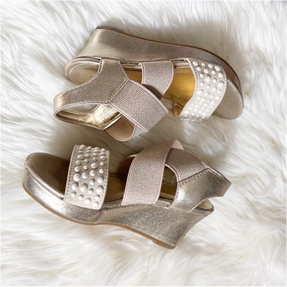 becdr2's tweet photo. So good I had to share! Check out all the items I'm loving on @Poshmarkapp #poshmark #fashion #style #shopmycloset #kennethcolereaction #llbean: https://t.co/S36AbxKUsm https://t.co/9TauBOnfCq