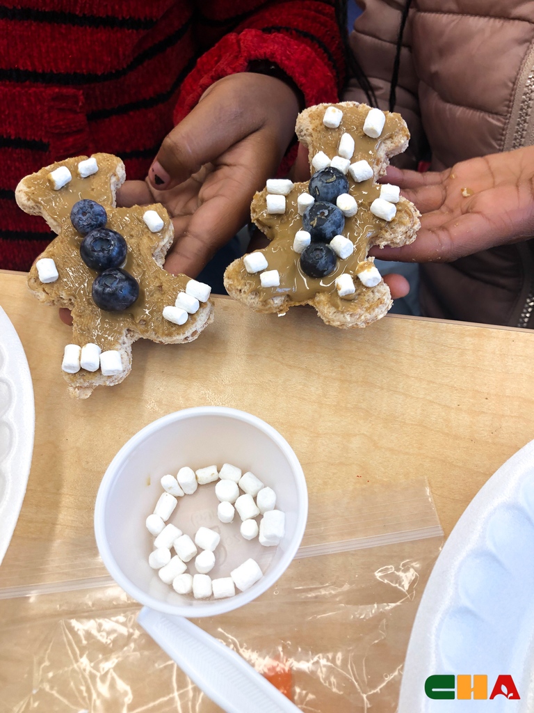 CHAOhio's tweet photo. Take a look at the festive @CATCHhealth (Coordinated Approach to Child Health) snacks the children at @CLEMetroSchools are making with one of our amazing registered dieticians! 
🍪⛄️🦌
 #catchcredible #snack #afterschool #holidaysnack #ginerbreadman #snowman #reindeer #cleveland https://t.co/C23UyeM890
