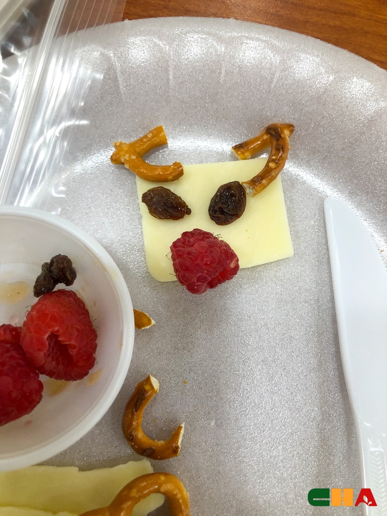 CHAOhio's tweet photo. Take a look at the festive @CATCHhealth (Coordinated Approach to Child Health) snacks the children at @CLEMetroSchools are making with one of our amazing registered dieticians! 
🍪⛄️🦌
 #catchcredible #snack #afterschool #holidaysnack #ginerbreadman #snowman #reindeer #cleveland https://t.co/C23UyeM890