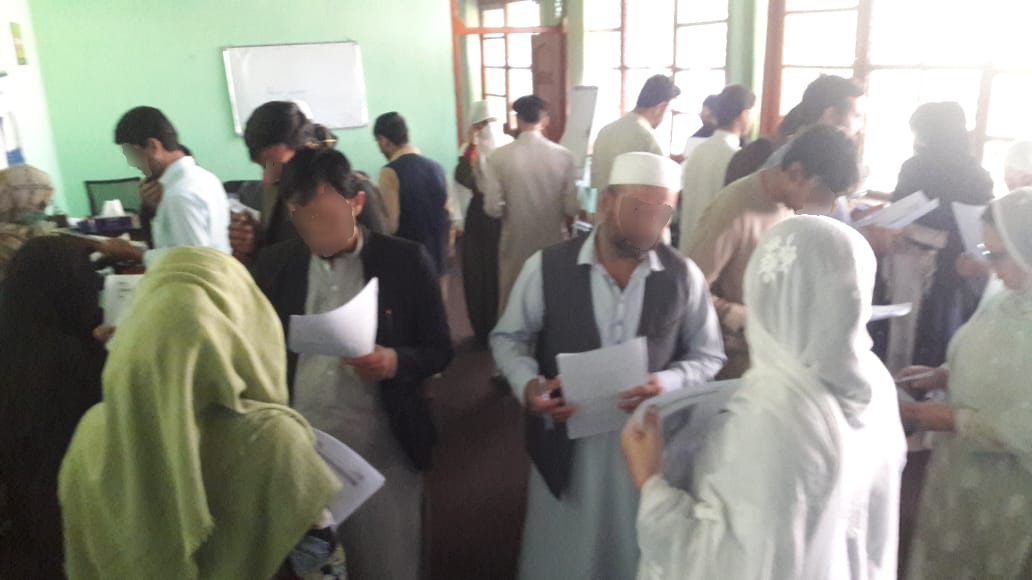 AtRiskTeachers's tweet photo. #Afghan students working together in a #BritishCouncil (BC) class. The teachers who delivered these classes are in danger. When will @GOVUK make good on their promise to ensure the teachers' safety? #AtRiskTeachers @FCDOGovUK @ukhomeoffice @SuellaBraverman @NigelCaseyHC https://t.co/ZBtYbRwdL2