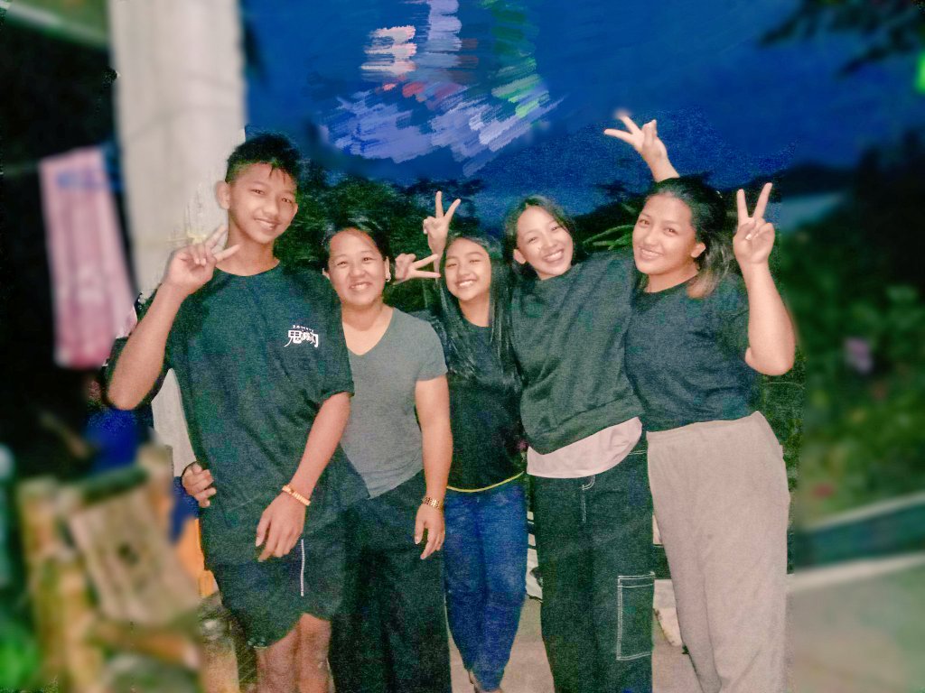Jeachim20's tweet photo. Mi familia without our kids https://t.co/tLI7qNxmOf