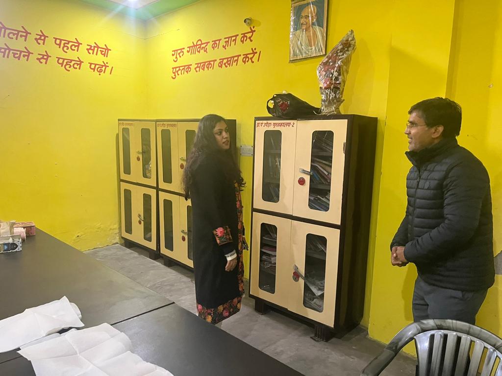 DmHapur's tweet photo. आज ग्राम उपैडा के पंचायत भवन, पुस्तकालय, बास्केटबॉल कोर्ट तथा खेल के मैदान का निरीक्षण किया गया पंचायत सचिव को रोस्टर के अनुसार पंचायत भवन में बैठकर शिकायतों के निस्तारण तथा शासन द्वारा संचालित योजनाओं के पात्रो के आवेदन ऑनलाइन करने के निर्देश दिए। @UPGovt @CMOfficeUP #IAS https://t.co/YhFP4fuG1y