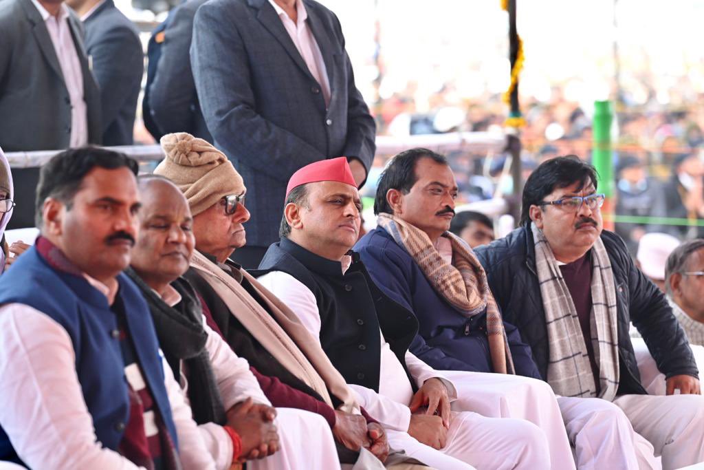 yadavakhilesh's tweet photo. नारायण साकार हरि की सम्पूर्ण ब्रह्मांड में सदा - सदा के लिए जय जयकार हो https://t.co/lp4wTmaHal