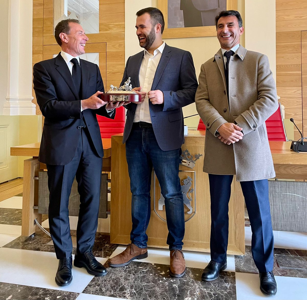 Ayto_Caceres's tweet photo. ✅@Lsalaya ha recibido la visita del director de relaciones institucionales del @realmadrid, Emilio Butragueño, y del embajador, Roberto Carlos. 

▶️ Se les ha entregado una lámina que plasma la Plaza Mayor de la ciudad. El club nos ha hecho entrega de una réplica de la Cibeles. https://t.co/JjGBorD6U7