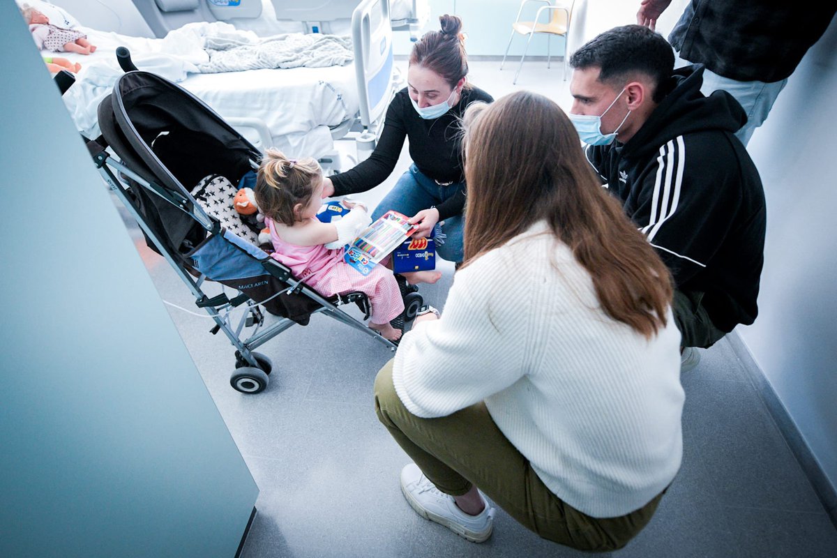 RealOviedo's tweet photo. Hemos tratado de llevar algo de ilusión a las plantas de Pediatría del HUCA 🎁

Visita de Borja Bastón, Jimmy, Dani Calvo y Tomeu Nadal junto a las jugadora del @RealOviedoFem Alejandra Moro, María Iglesias y Laura Riquelme 🤗💙

#RealOviedo 🔵⚪️ https://t.co/QMu46QhRSm