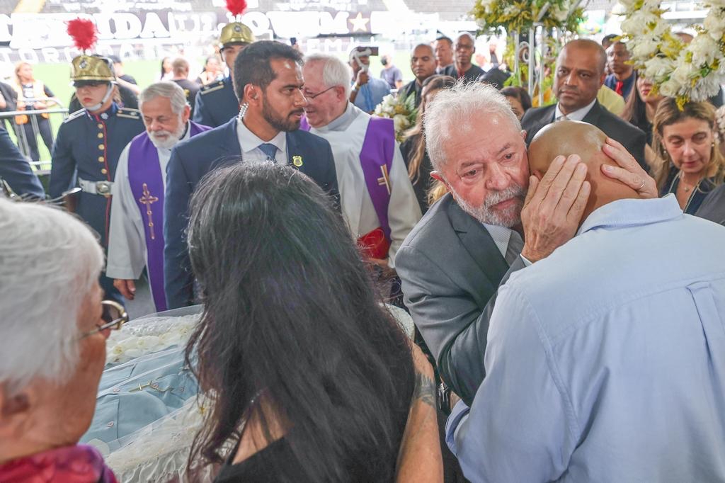 tatifarah's tweet photo. Lula abraça Edinho no velório de Pelé. Fotaça do nosso John Wick, Ricardo Stuckert. https://t.co/vVs1zDt7N9