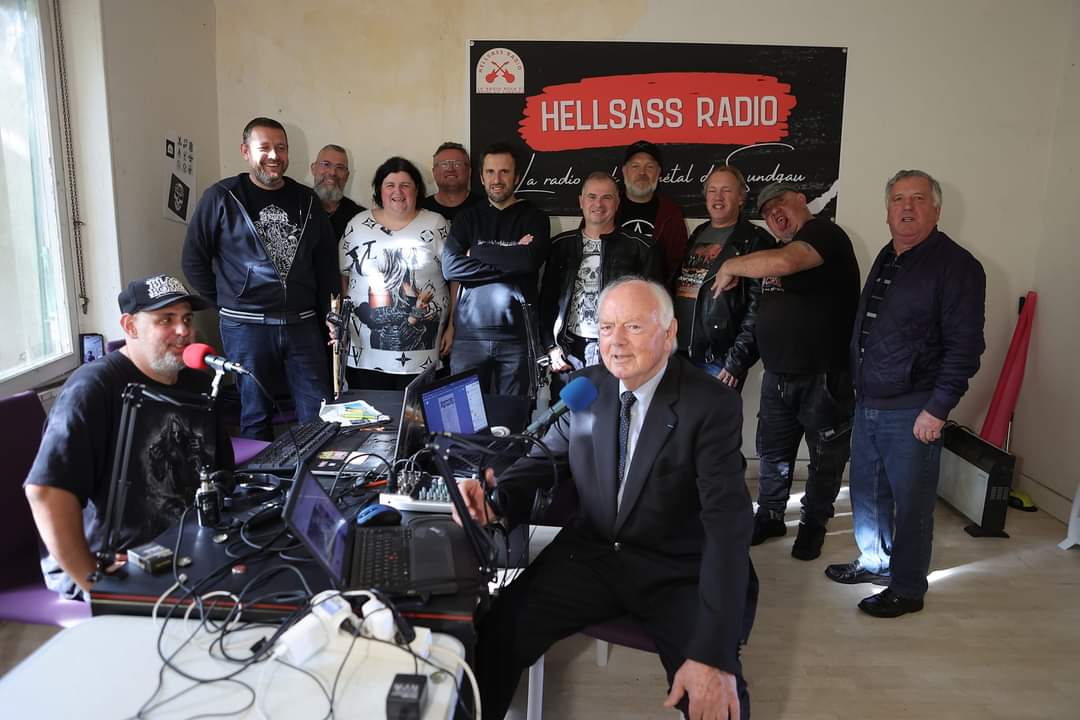 Hellsassradio's tweet photo. Inauguration du studio https://t.co/x5t7taHi4N