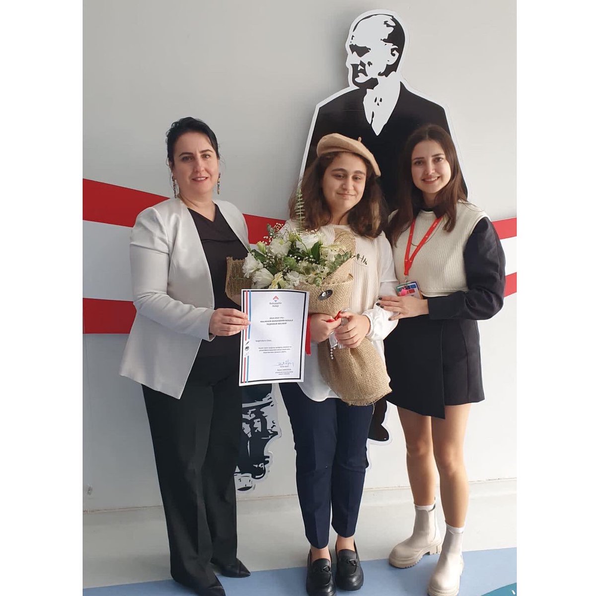 BlkBahcesehir's tweet photo. Sevgili Öğrencimiz Derin Ünal,
Kişisel resim sergisine verdiğin emekten ve gösterdiğin başarıdan dolayı tebrik eder, başarılarının devamını dileriz 🎨👩🏻‍🎨 @BuketAdiguler @ilkay_tandogan https://t.co/bk7HvHi1hX