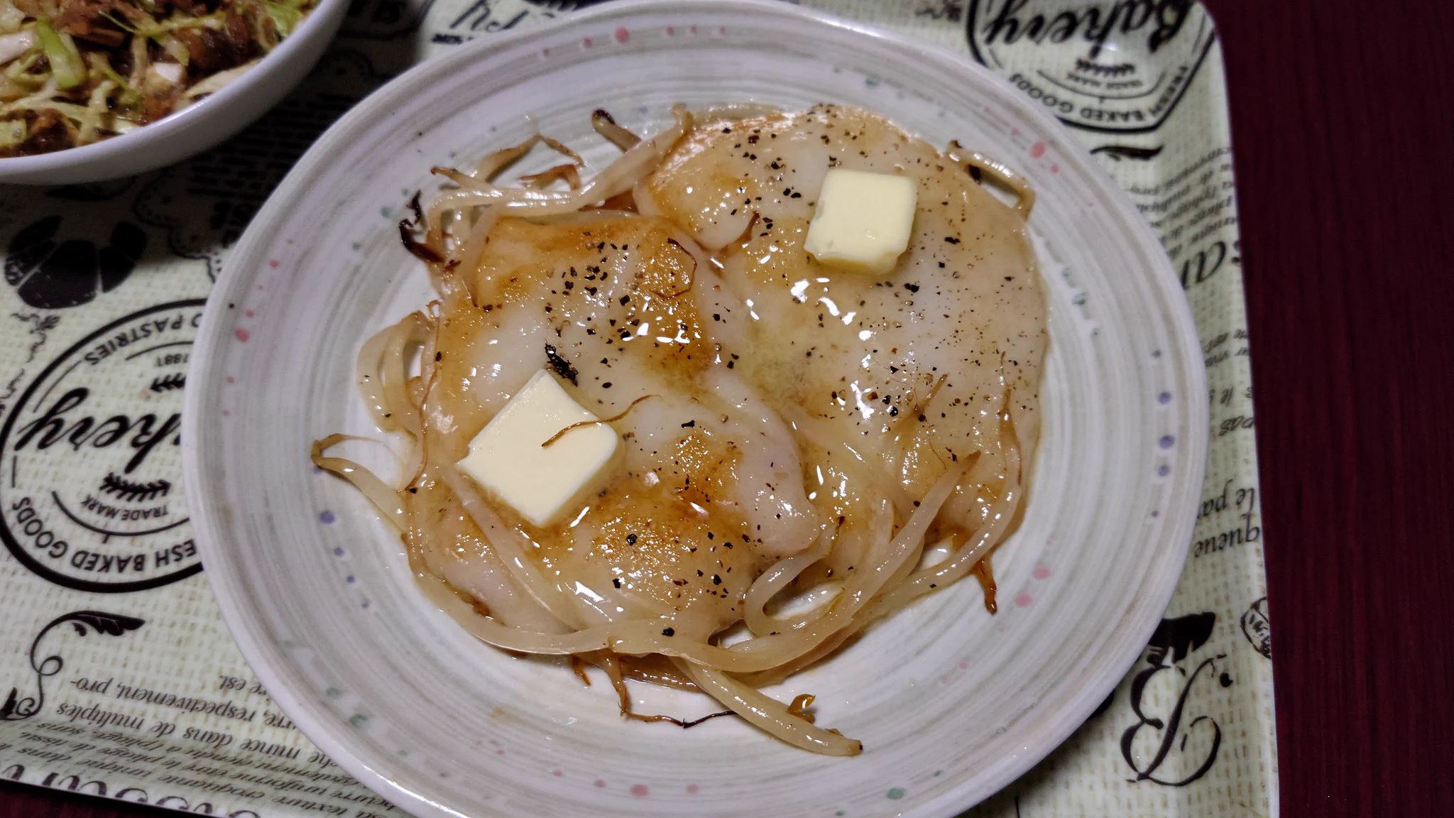 早速作ってみました！
もやしがあったので、一緒に焼いてみた･:*+.(( °ω° ))/.:+
てか、ちょっと焼きすぎた…。
フライパンで餅焼くって加減がわからない(´・ω・｀)
(※普段はストーブで焼いてます)
でも、お味は美味しかったーっ！！
失敗した部分を見直して、またリベンジしたいーっ！٩( 'ω' )و  