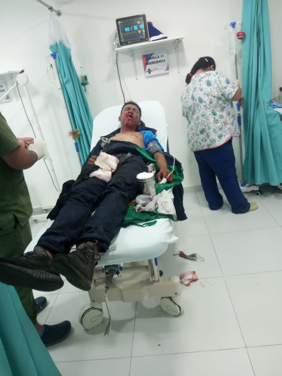 arismendyinmo's tweet photo. Mil disculpas por las imágenes, pero necesitamos evidenciar el abuso que esta haciendo la @Pol_Boliviana por ordenes del gobierno de Arze, los lastiman, los meten presos cobran 500 dólares por liberación cuando no hay pruebas #SOSBolivia @abc_es @clarincom @dw_espanol @elmundoes https://t.co/QdrmKVBYof