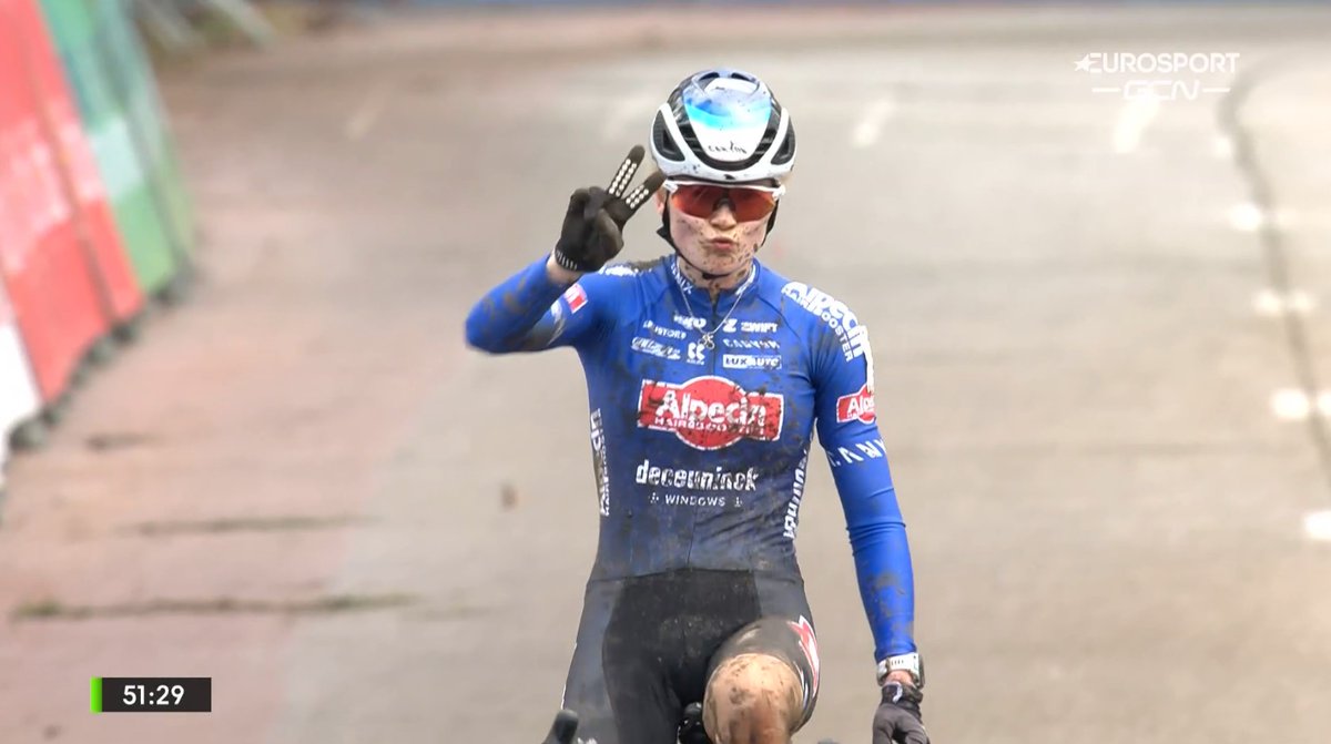 LRoisDuPeloton's tweet photo. Puck Pieterse 🇳🇱 (Alpecin-Deceuninck) a remporté la 4e manche du #x2obadkamerstrofee de Herentals devant Lucinda Brand 🇳🇱 (Baloise Trek Lions) et Annemarie Worst 🇳🇱 (777).
#cx #cyclcross #veldrijden https://t.co/MYvlHs3n9C